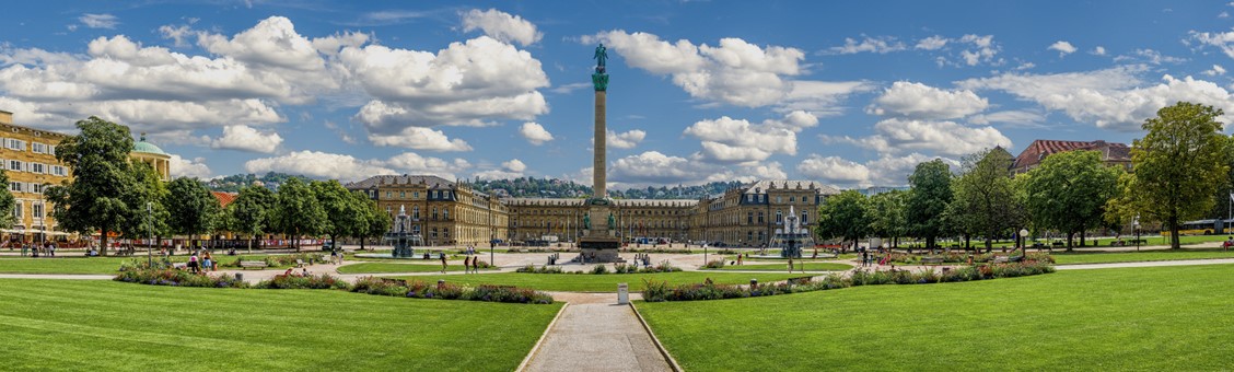 Schlossplatz in Stuttgart bei Sonnenschein