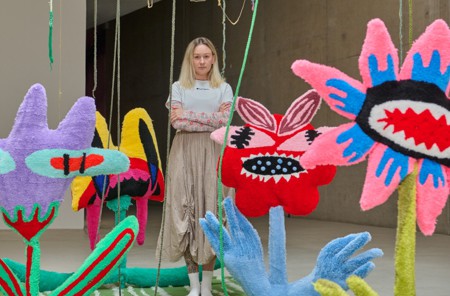 Viki Berg überzeugte die Jury mit ihren von Hand getufteten Flowers und ihrem Monster Garden, mit denen sie den BetrachterInnen die Türen zu ihrer Heimat, der Ukraine öffnet.