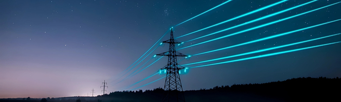 Vor einem dämmrigen Abendhimmel befinden sich mehrere Strommasten und leiten türkis-leuchtenden Strom 