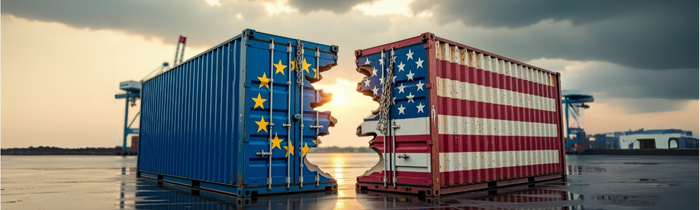 Im Vordergrund stehen die zwei auseinandergerissenen Hälften eines Übersee-Containers. Auf der einen Hälfte befindet sich die Flagge der EU und auf der anderen die der USA. Im Hintergrund sind Krähne eines Hafens bei untergehender Sonne und grauen Wolken zu sehen.