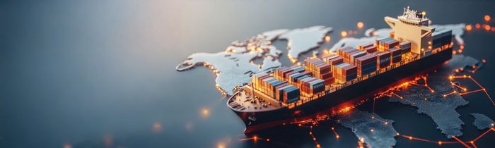 Blick auf eine in Blau-, Grau- und Orangetönen gestaltete Weltkarte im europäischen Bereich, auf der ein überdimensionales Frachtschiff fährt. Darum herum befinden sich leuchtende Punkte und Verbindungen in Orange.