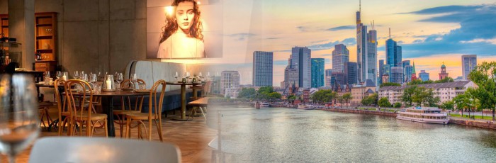 Blick in das Restaurant CRESCO verschwimmt mit der morgendlichen Skyline von Frankfurt am Main.