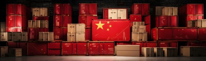 Blick auf Stapel mit Güterboxen und einer China Flagge mittig im Bild
