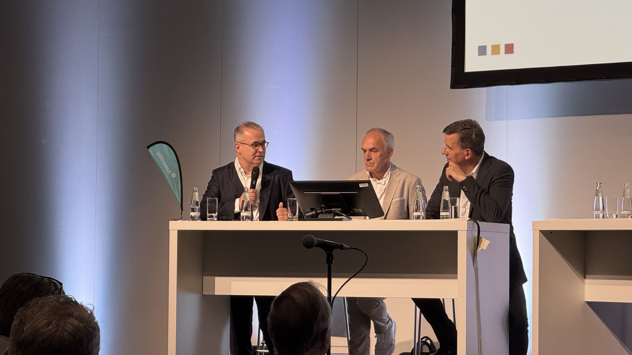 Rechtsanwalt Dr. Alexander Fridgen spricht mit zwei Gästen auf einem Panel zum Hauptstadtkongress 2026.