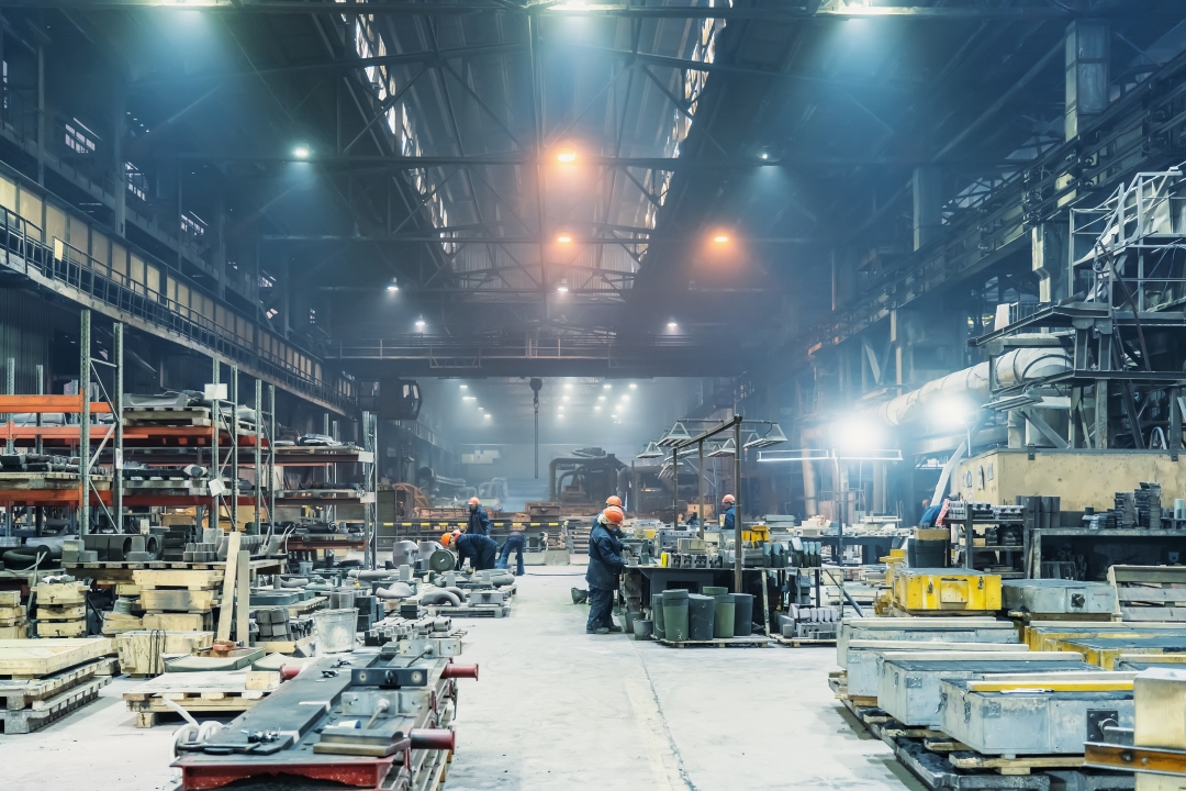 Foto: Hell erleuchtete Produktionshalle eines Industrieunternehmens.