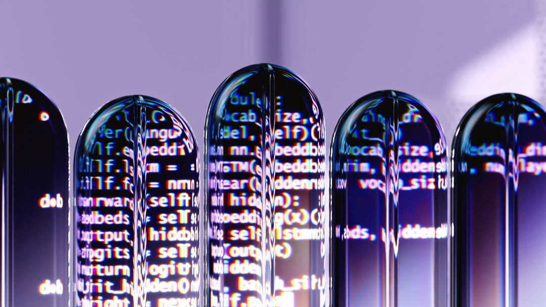 3D-Rendering: Gläserne, durchsichtige Skulpturen in Lila-/Flieder-Tönen. Darin ist Computercode zu sehen.
