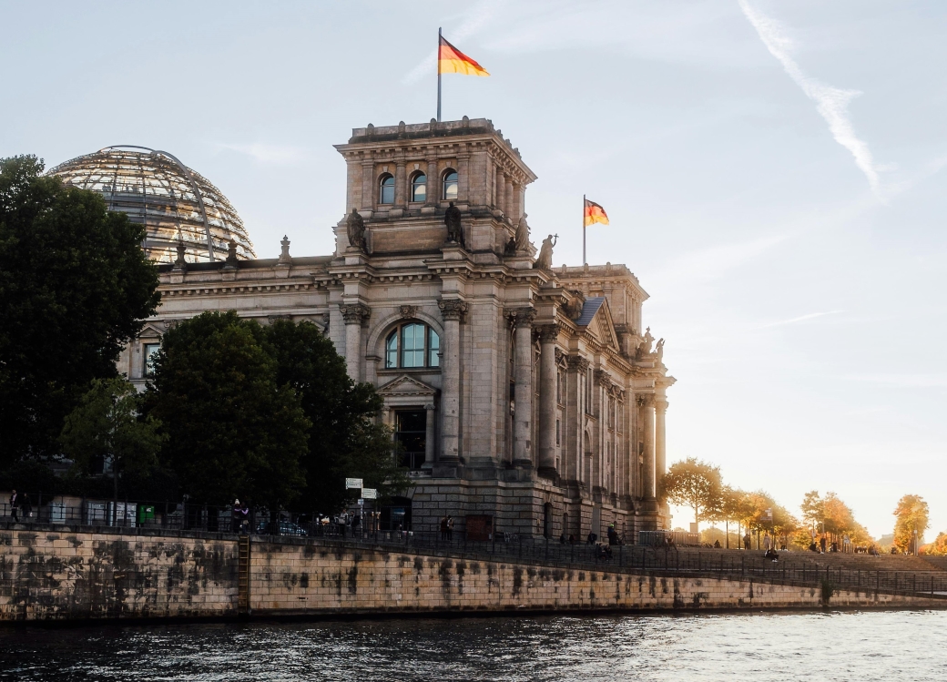 Foto: Blick von der Spree auf den Reichstag im Sonnenuntergang.