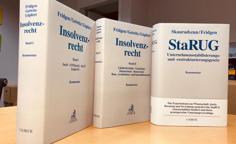 Drei Gesetzesbücher zum Thema Insolvenzrecht und StaRUG