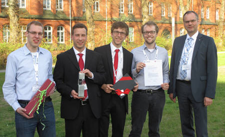 Jury-Mitglied Dr. Ralf Paul Jung (rechts) mit dem Siegerteam der SUN NON-PROFIT CONSULTING e.V.: Sven Podewils, Lars Schuster (Projekt Leiter), Felix Wrage und Nicolas Wrozyna (v.l.n.r.)