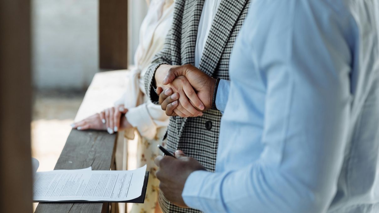 Company shares to employees: Gift or salary? 