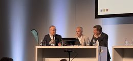 Rechtsanwalt Dr. Alexander Fridgen spricht mit zwei Gästen auf einem Panel zum Hauptstadtkongress 2026.