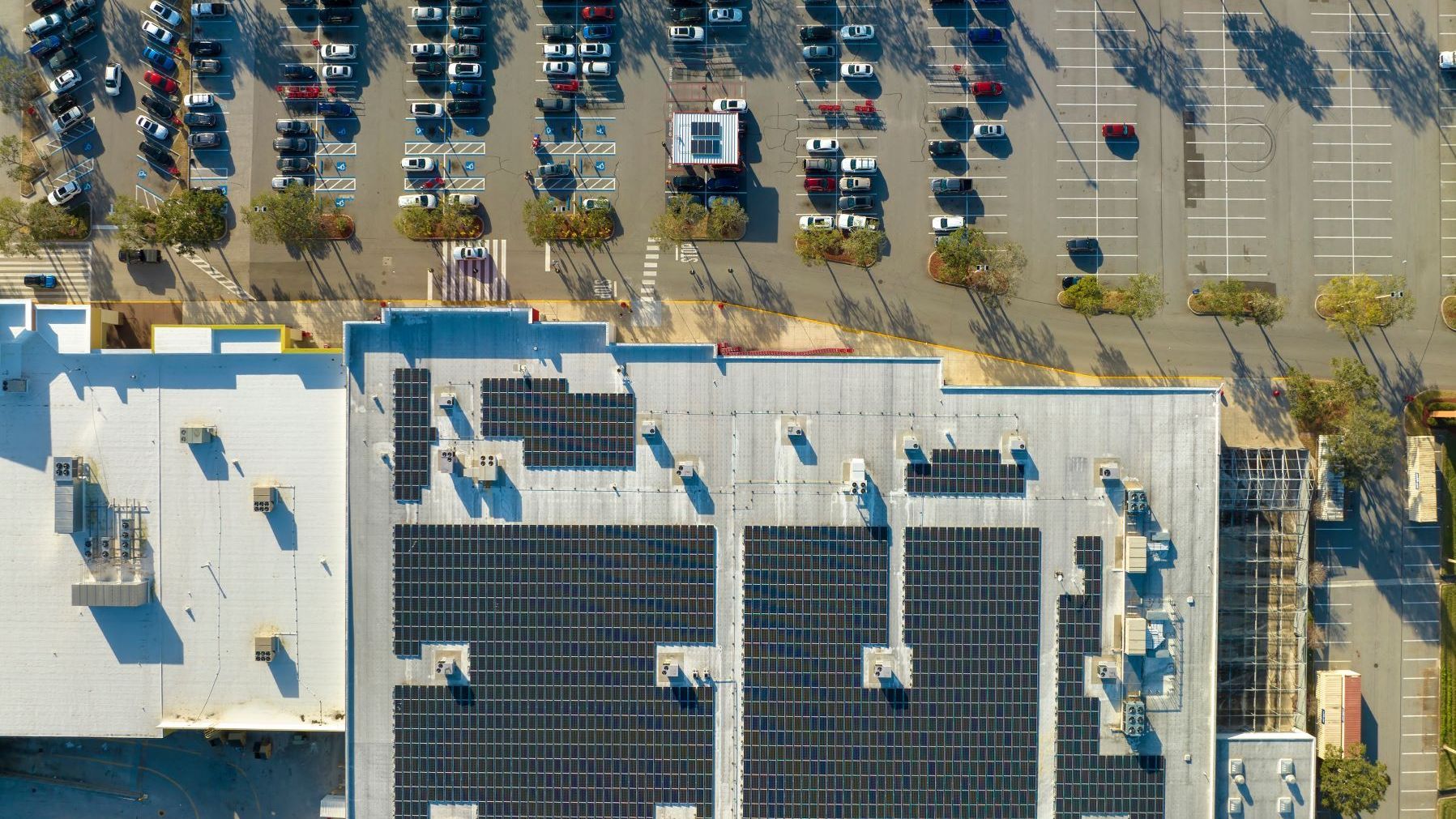  Bild: Parkplatz eines Gebäudes aus der Vogelperspektive