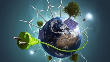 Blick auf eine schwebende Erde vor Dunkelblauem Hintergrund. Größer dargestellt und auf dem Planeten verteilt sind Windräder, Solaranlagen, Bäume, Wassertropfen und ein großes Stromkabel.