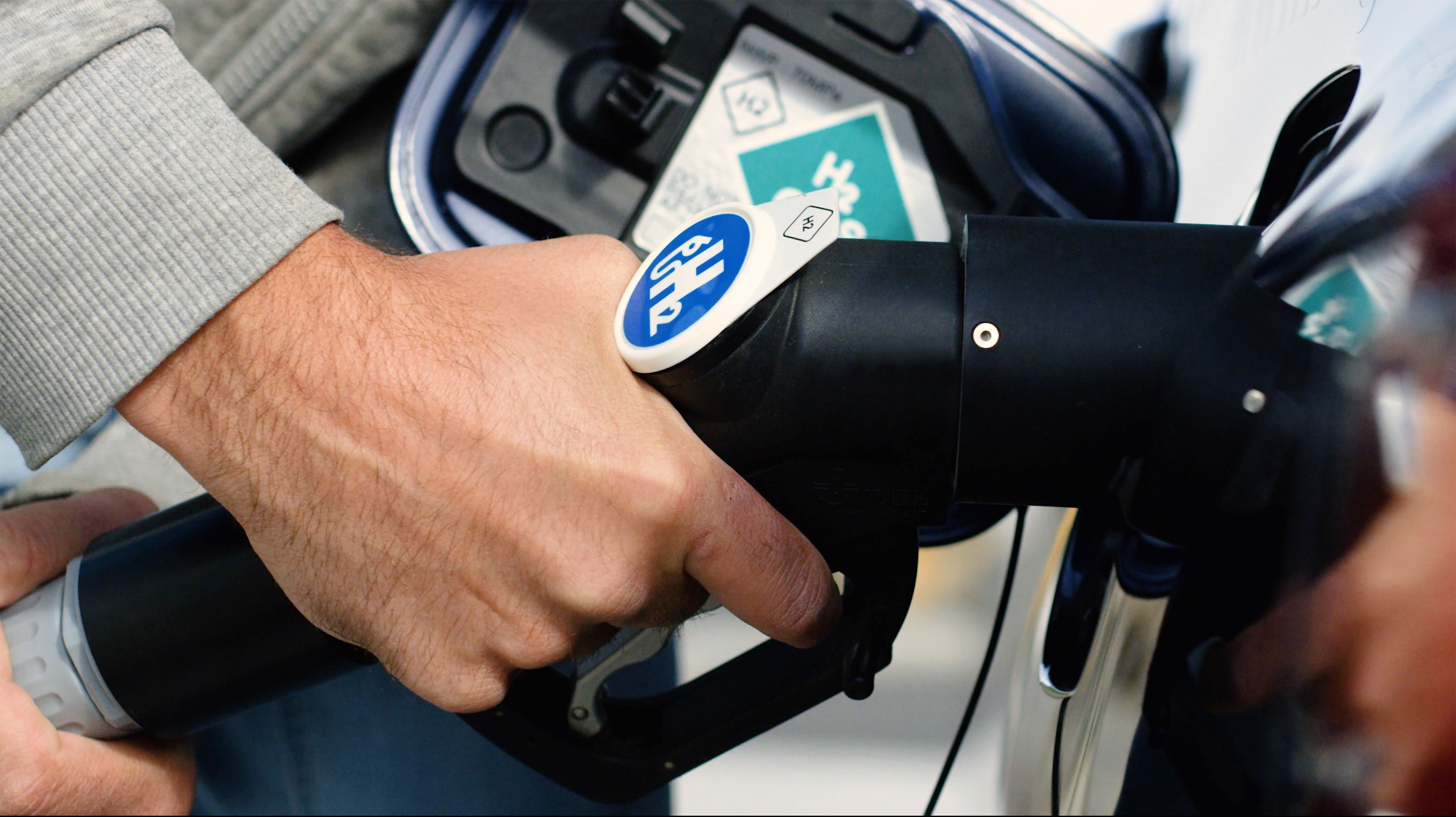 Bild: Person betankt Auto mit Wasserstoff