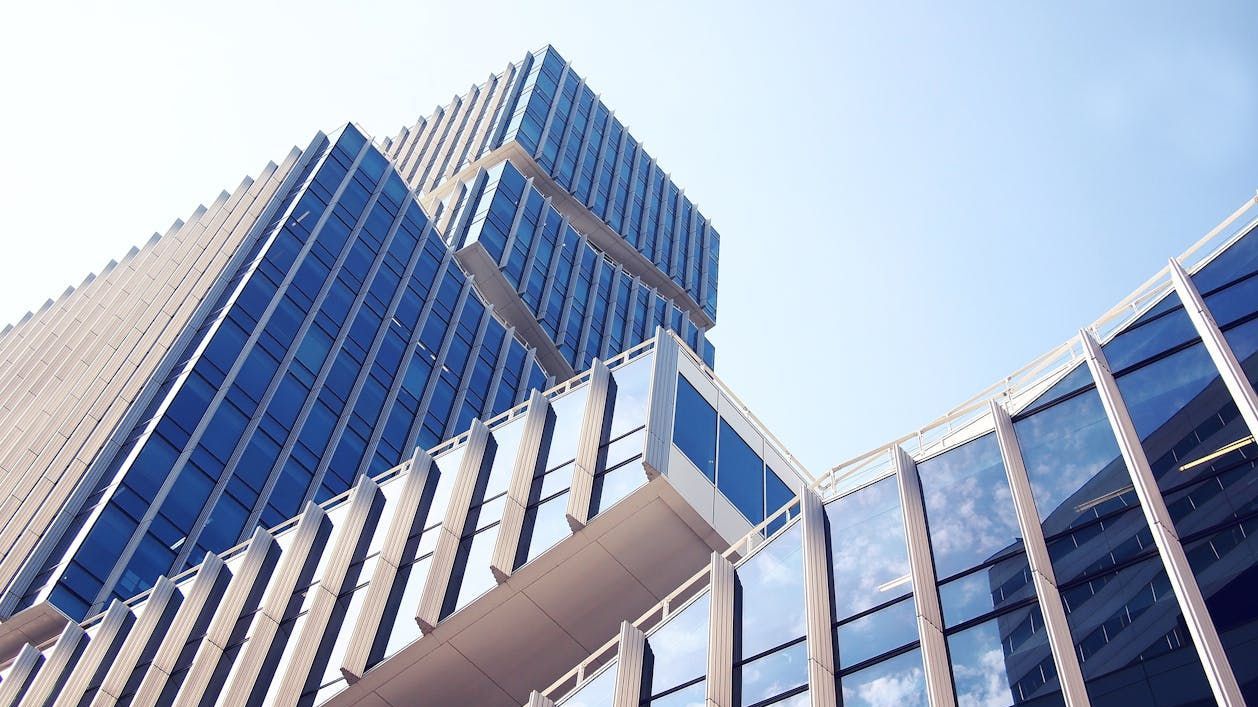 Bild: Ausschnitt eines Unternehmens und blauem Himmel
