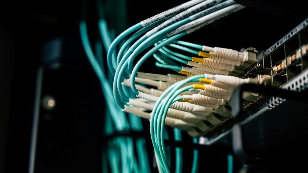 Foto: Türkisfarbene Kabel-Bündel an einem Server.