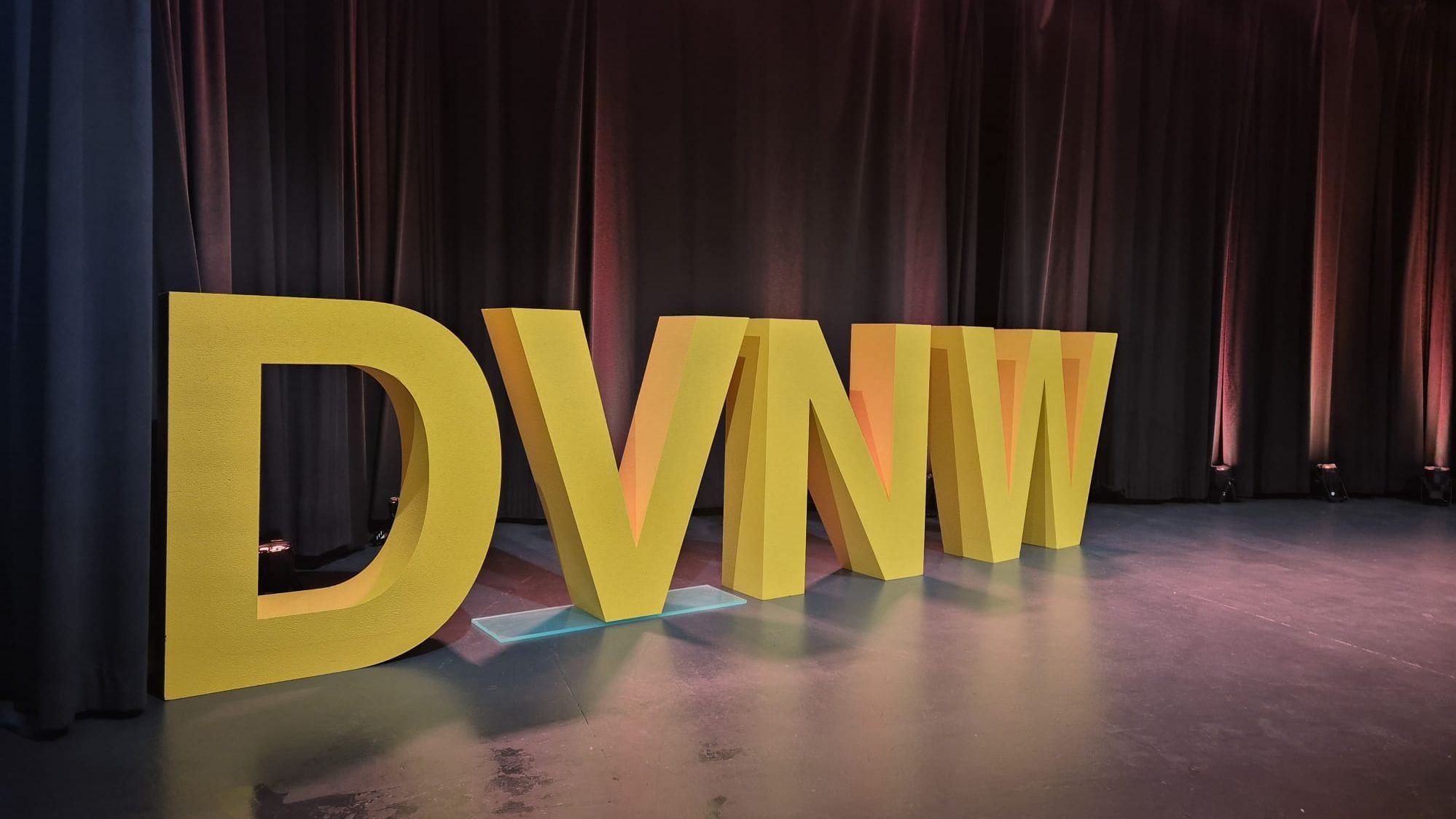 Foto: Große Logo-Skulptur des DVNW auf dem Deutschen Vergabetag 2025.