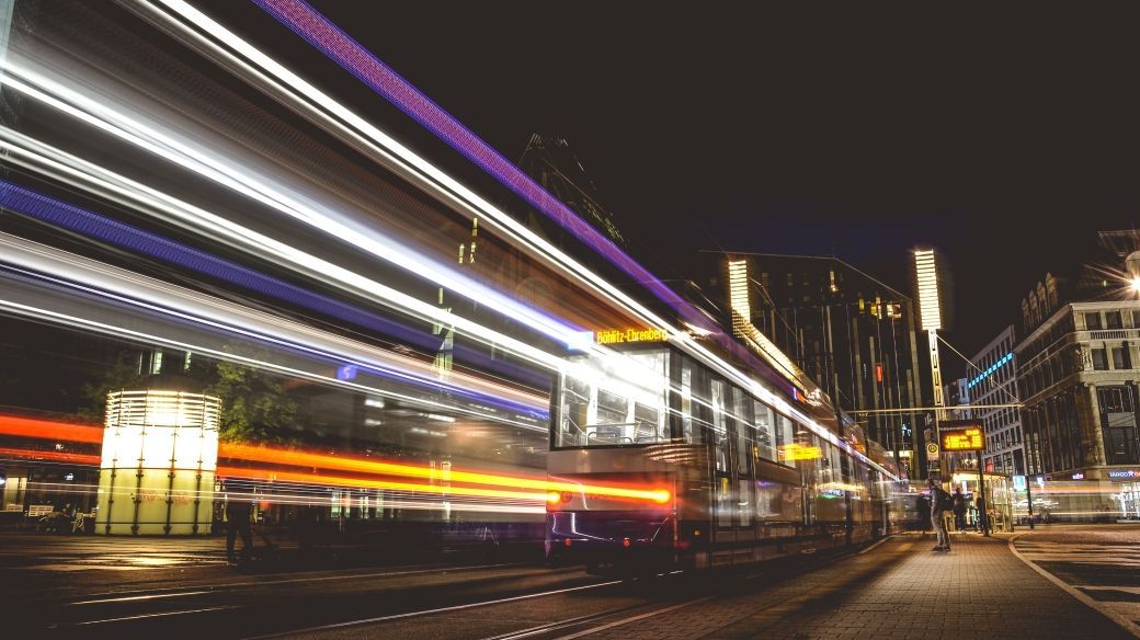 Foto: Eine fahrende Straßenbahn in Leipzig, bei Nacht.