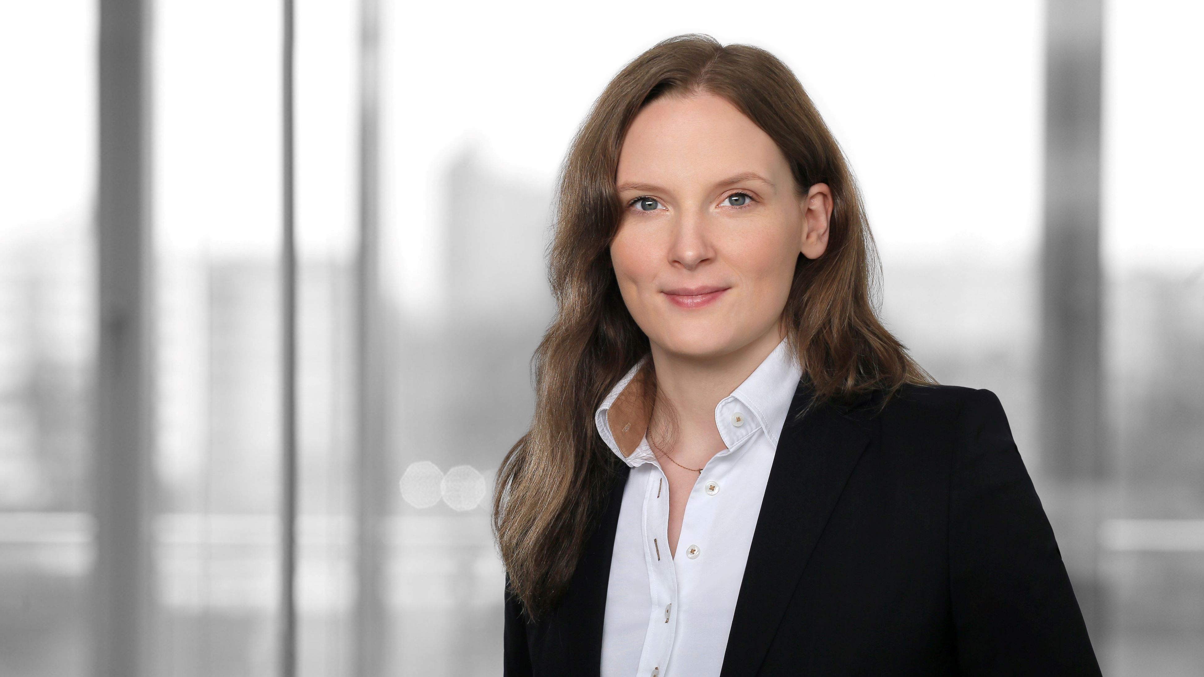 Baker Tilly baut ESG-Beratung im Bankenwesen mit Simone Yuson aus