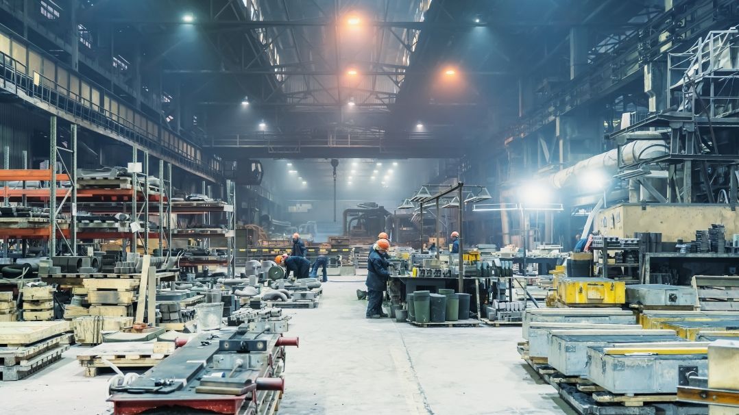 Foto: Hell erleuchtete Produktionshalle eines Industrieunternehmens.
