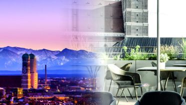 Das Bild ist horizontal geteilt. Auf der linken Seite ist die Münchner Innenstadt in der Abenddämmerung zu sehen, mit warmem Licht über der Skyline, den markanten Türmen der Frauenkirche und den Alpen im Hintergrund. Die rechte Bildhälfte zeigt die Dachgarten‑Lounge des Hotel Bayerischer Hof: eine moderne Terrasse mit Sitzgruppen, Stühlen, Tischen und Bepflanzung vor einer eleganten Gebäudefassade, die eine exklusive und entspannte Atmosphäre vermittelt.