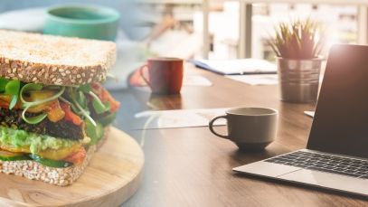 Bild von belegtem Sandwich auf einem Teller fließt in das Bild eines Schreibtisches mit Laptop und Kaffeetassen in einem sonnigen Büro über.