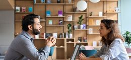 Verdachtskündigung im Urlaub: Muss der Arbeitgeber Kontakt aufnehmen? 
