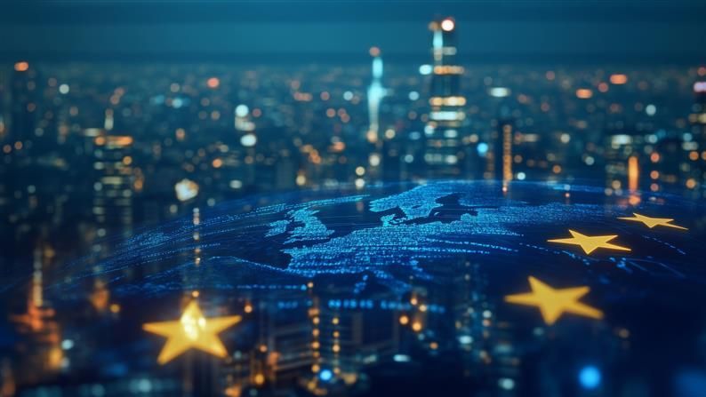 Bild: eine digitale Darstellung Europas mit leuchtenden Datenpunkten und überlagerten EU-Sternen bei Nacht
