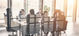 Bild: eine Besprechung im Konferenzraum