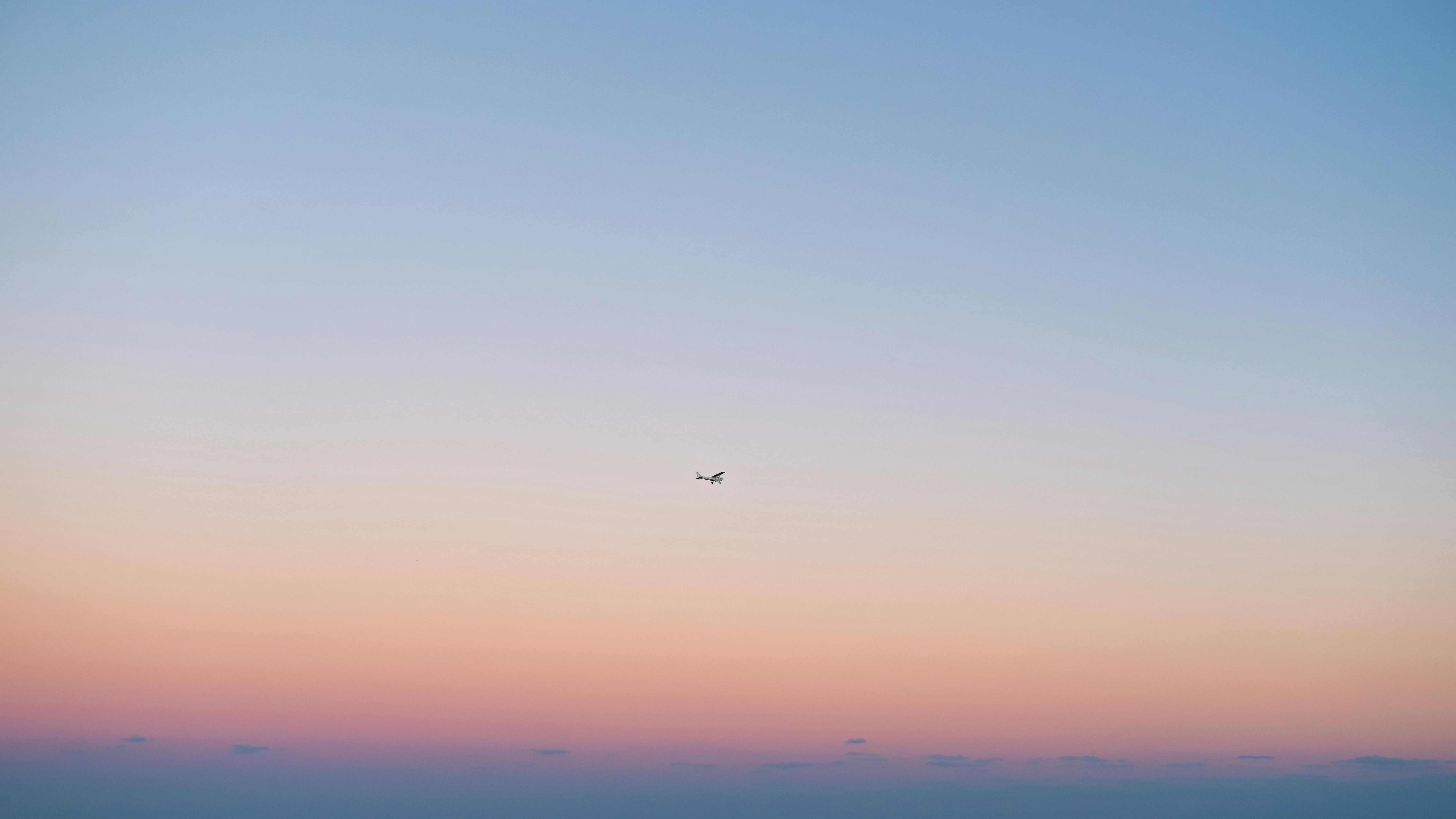 Foto: Ein Ultraleichtflugzeugt fliegt in die Dämmerung.