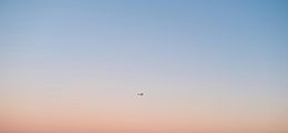 Foto: Ein Ultraleichtflugzeugt fliegt in die Dämmerung.