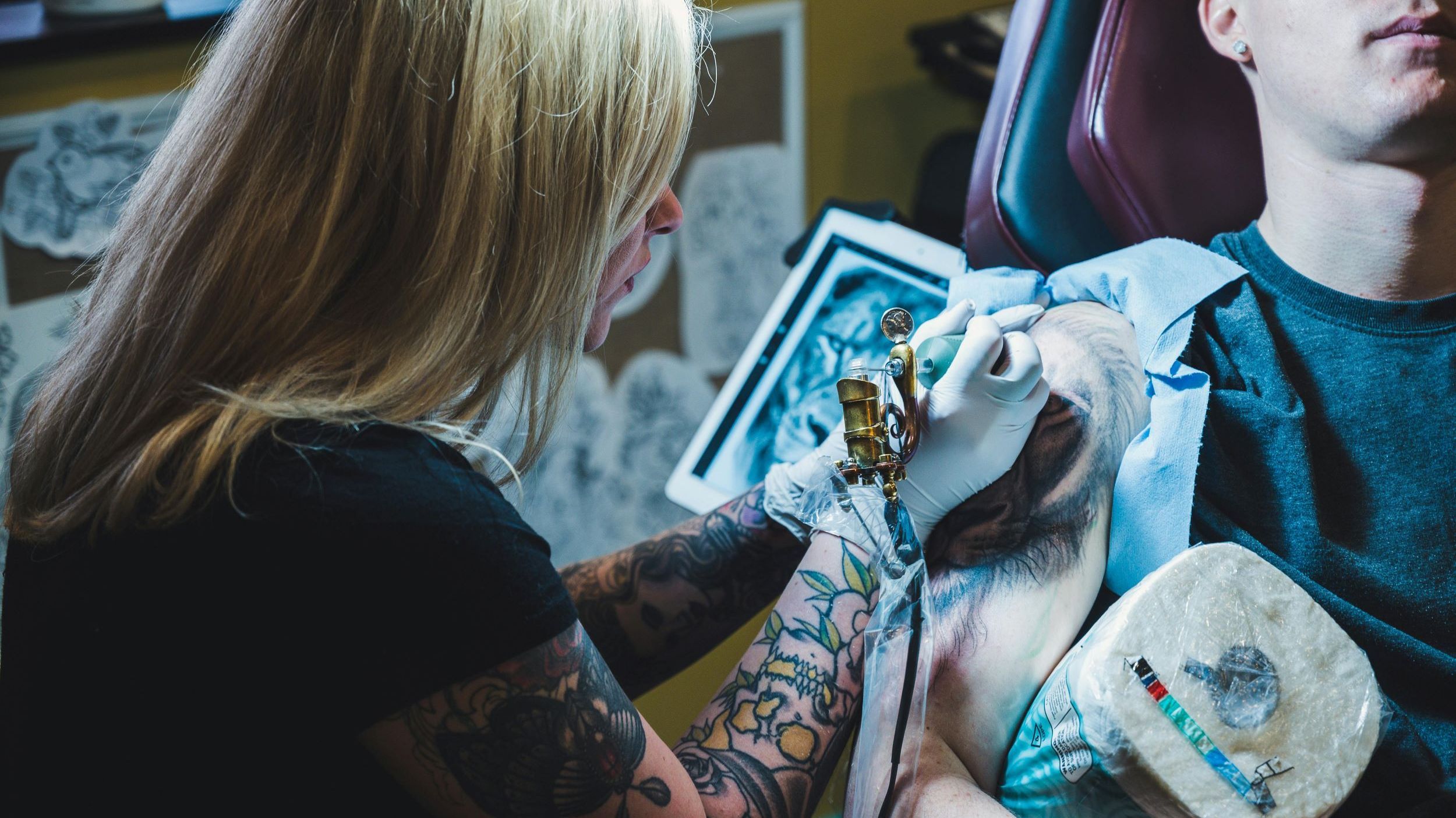 Krankschreibung: Keine Entgeltfortzahlung bei entzündetem Tattoo
