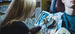 Krankschreibung: Keine Entgeltfortzahlung bei entzündetem Tattoo