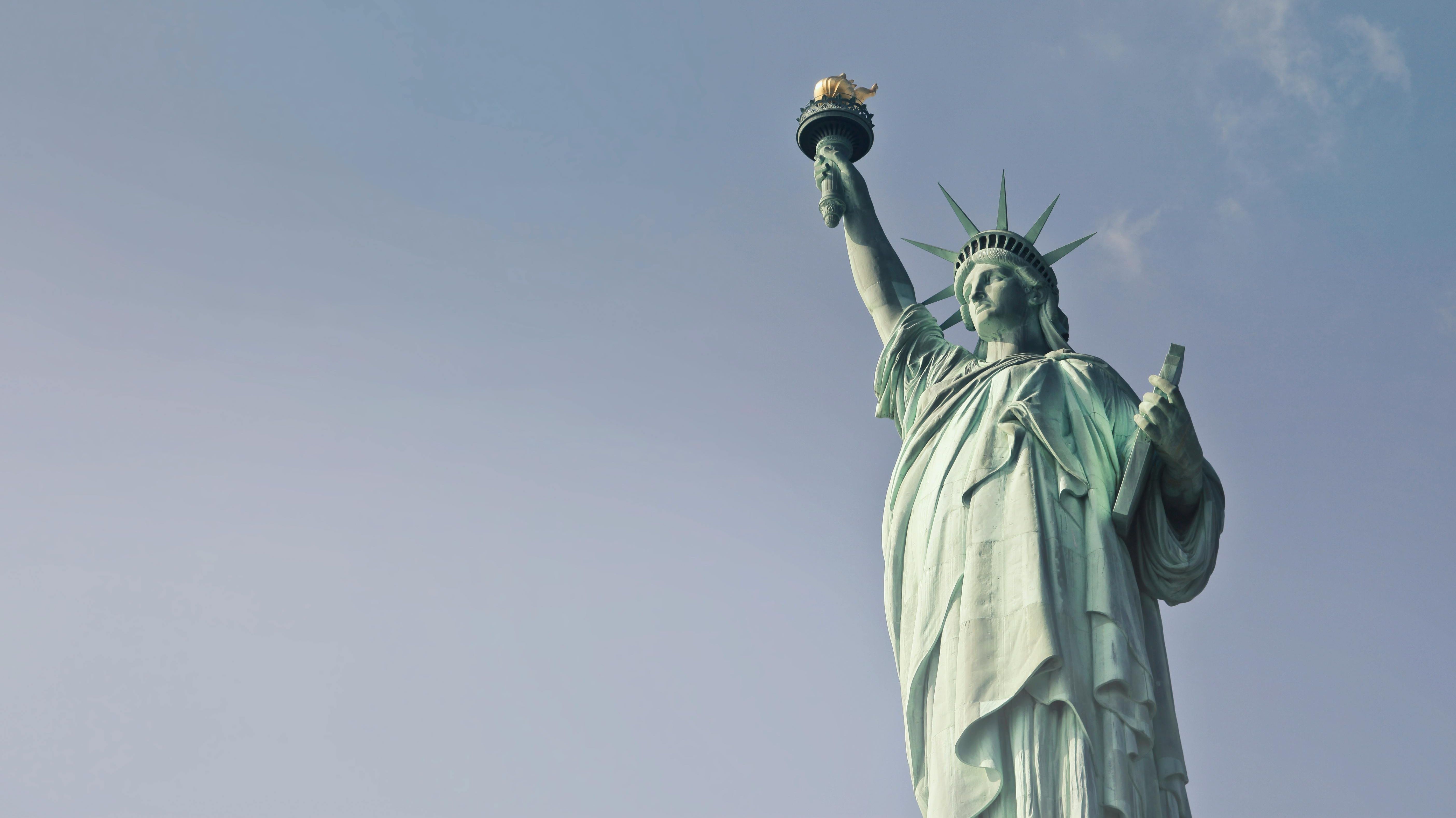 Foto: Die Freiheitsstatue vor blauem Himmel.