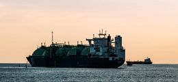 Foto: Ein LNG-Tanker fährt bei Sonnenaufgang auf ruhiger See.