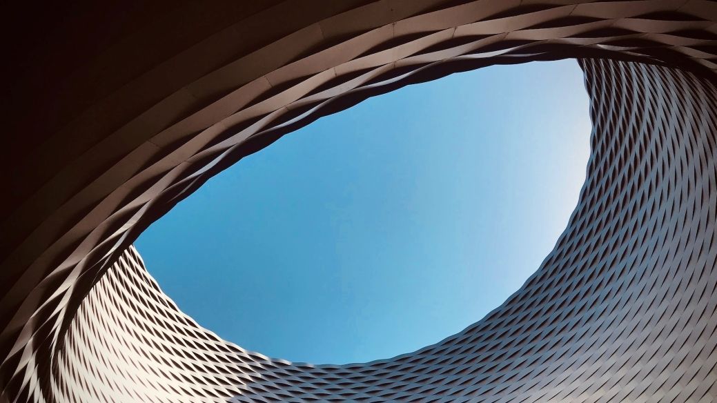 Foto: Blick durch einen runden Innenhof nach oben in den Himmel.