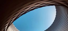 Foto: Blick durch einen runden Innenhof nach oben in den Himmel.