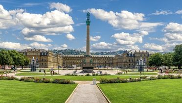 Blick vom Garten auf das Stuttgarter Schloss und den dazugehörigen Platz mit der Jubiläumssäule.
