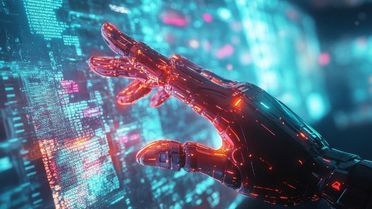 Man sieht eine Roboter-Hand, die auf einem großen Bildschirm mit Computer-Codes tippt. Auf dem Bild sind verschiedenen Blau- und Rottöne die dominanten Farben.