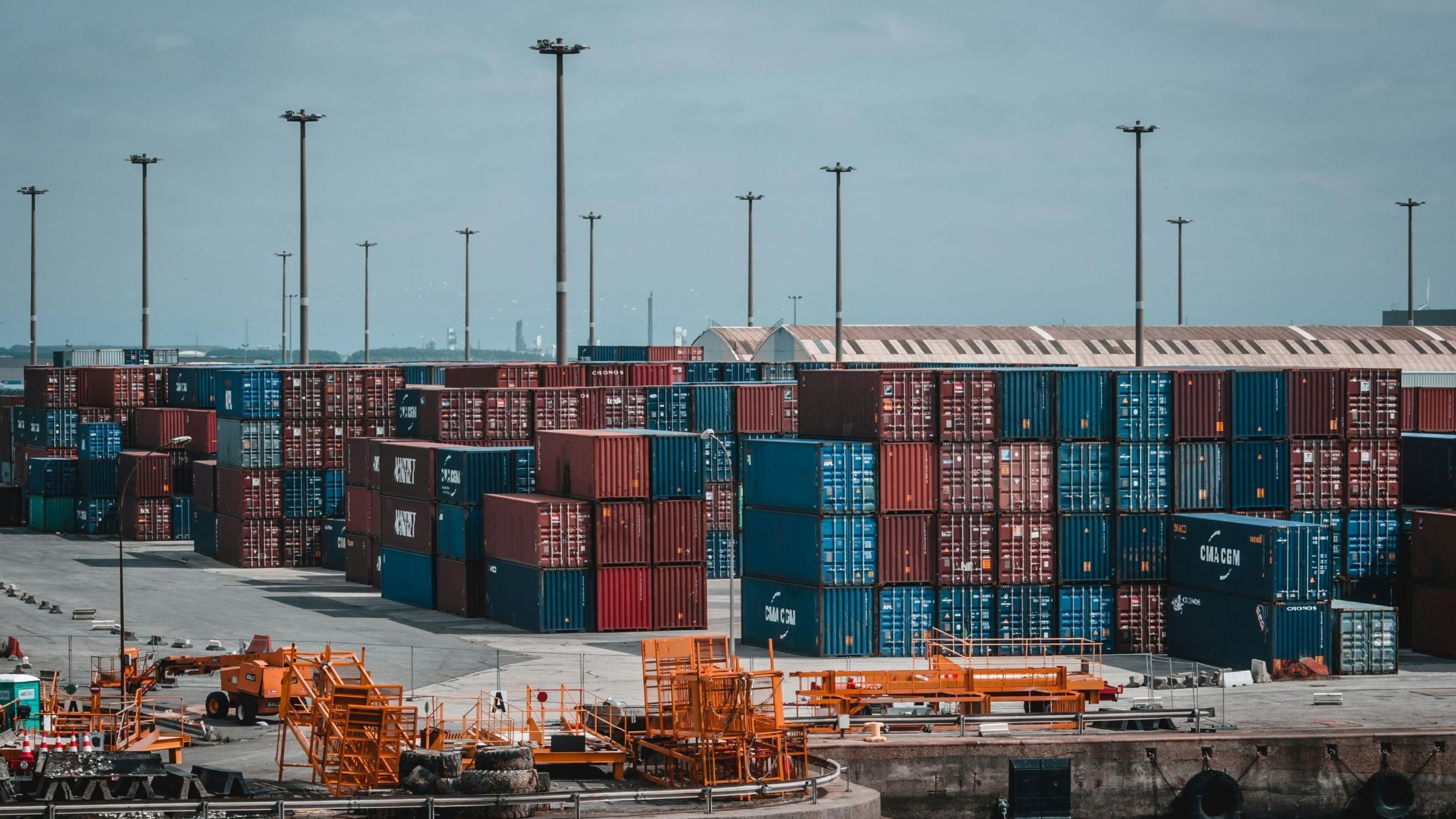 Foto: ein Hafen unter bewölktem Himmel
