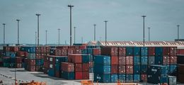 Foto: ein Hafen unter bewölktem Himmel