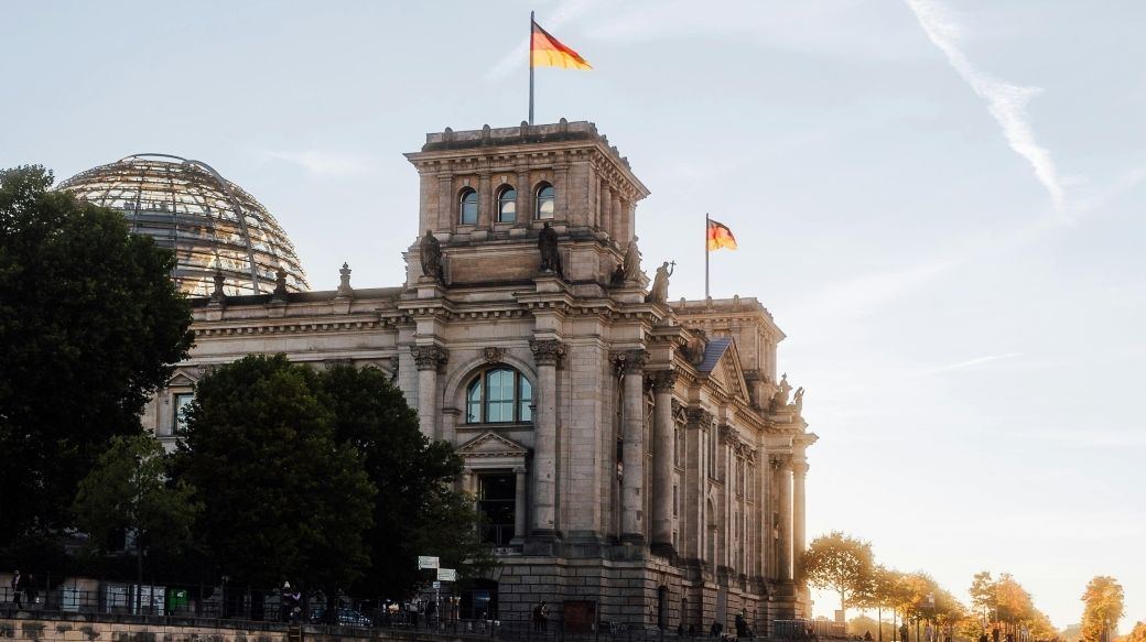 Foto: Blick von der Spree auf den Reichstag im Sonnenuntergang.