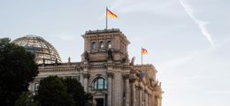 Foto: Blick von der Spree auf den Reichstag im Sonnenuntergang.