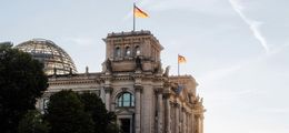Foto: Blick von der Spree auf den Reichstag im Sonnenuntergang.