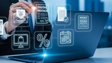 Blick auf einen Menschen, der vor einem Laptop steht und verschiedene Symbole zu Rechnungen und anderer digitaler Komponenten anklickt.