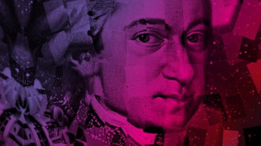 Man sieht das Portrait von Wolfgang Amadeus Mozart, welches mit verschiedenen Mosaikelementen in den Farben Lila, Pink und Rot künstlerisch angepasst wurde.