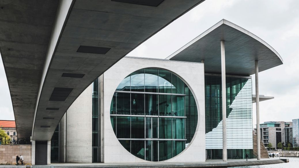 Foto: Blick auf das Paul-Löbe-Haus in Berlin, vom Spreeufer.