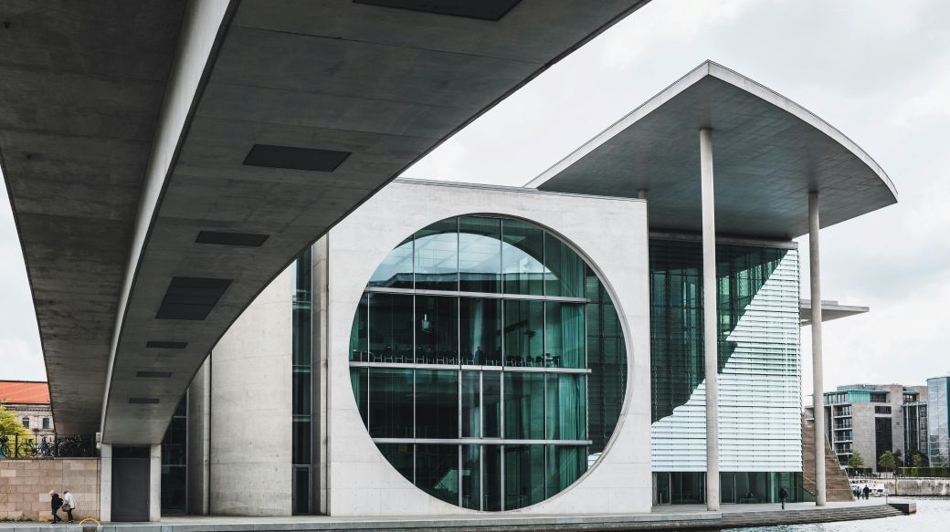 Foto: Blick auf das Paul-Löbe-Haus in Berlin, vom Spreeufer.
