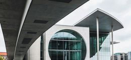 Foto: Blick auf das Paul-Löbe-Haus in Berlin, vom Spreeufer.