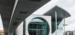 Foto: Blick auf das Paul-Löbe-Haus in Berlin, vom Spreeufer.